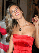 611b4e18799702 Alessandra Ambrosio   Victorias Secret store in NYC