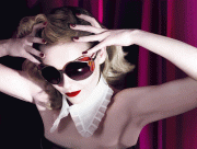 7c1bdf2054187 Kirsten Dunst pose pour Miu Miu 
