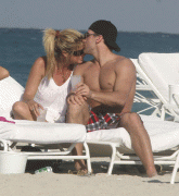 Rachel Hunter braless pokies Miami beach