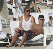 Rachel Hunter braless pokies Miami beach