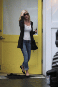 Tori Spelling arriving at the Byron &amp; Tracey Salon in LA Jan 23rd HQ x 2