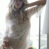 69b80240886387 I THINK BROOKLYN DECKER IS LOOKING AT ME...