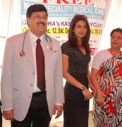 2c17c056760130 Priyanka Chopra   Kasturi Clinic in Mumbai on December 13, 2008 (13x HQ)